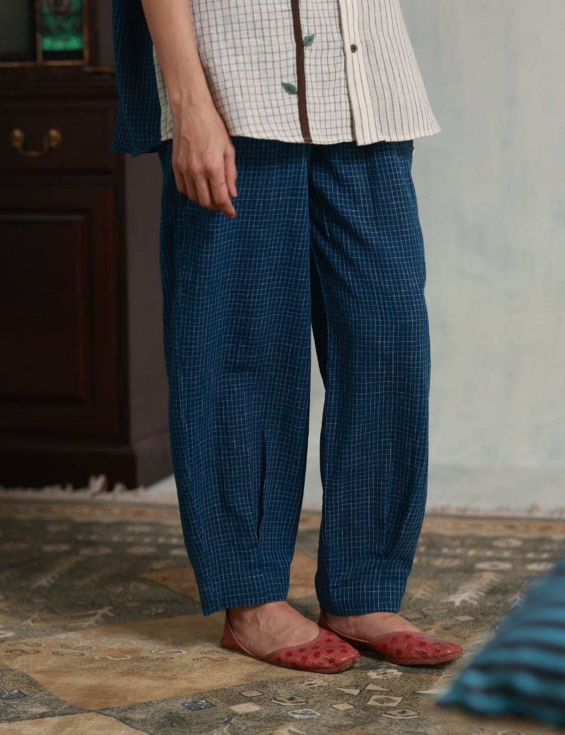 winglore-box-pleat-pants-female-blue-checks-02.jpg