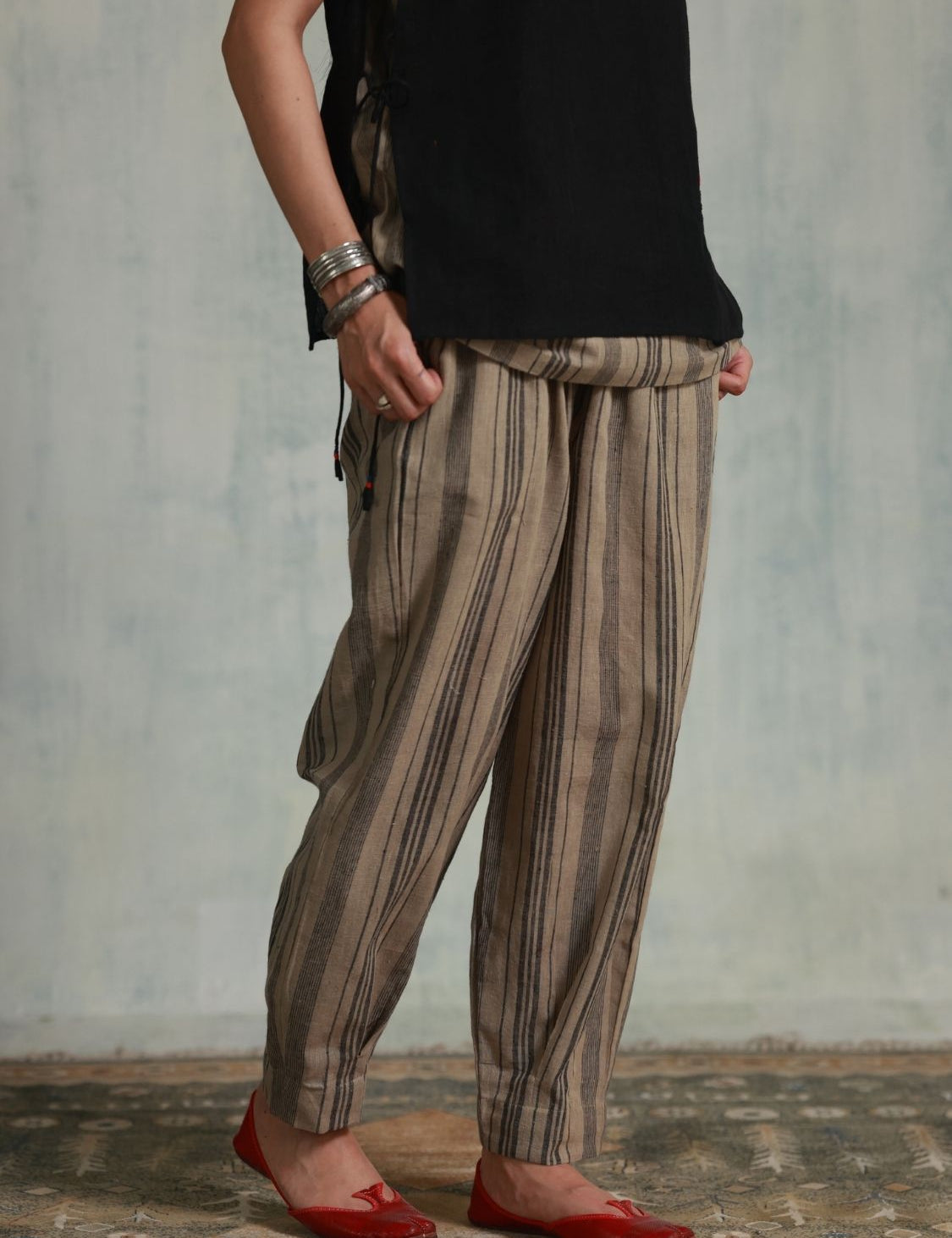winglore-box-pleat-pants-grey-stripes-01.jpg