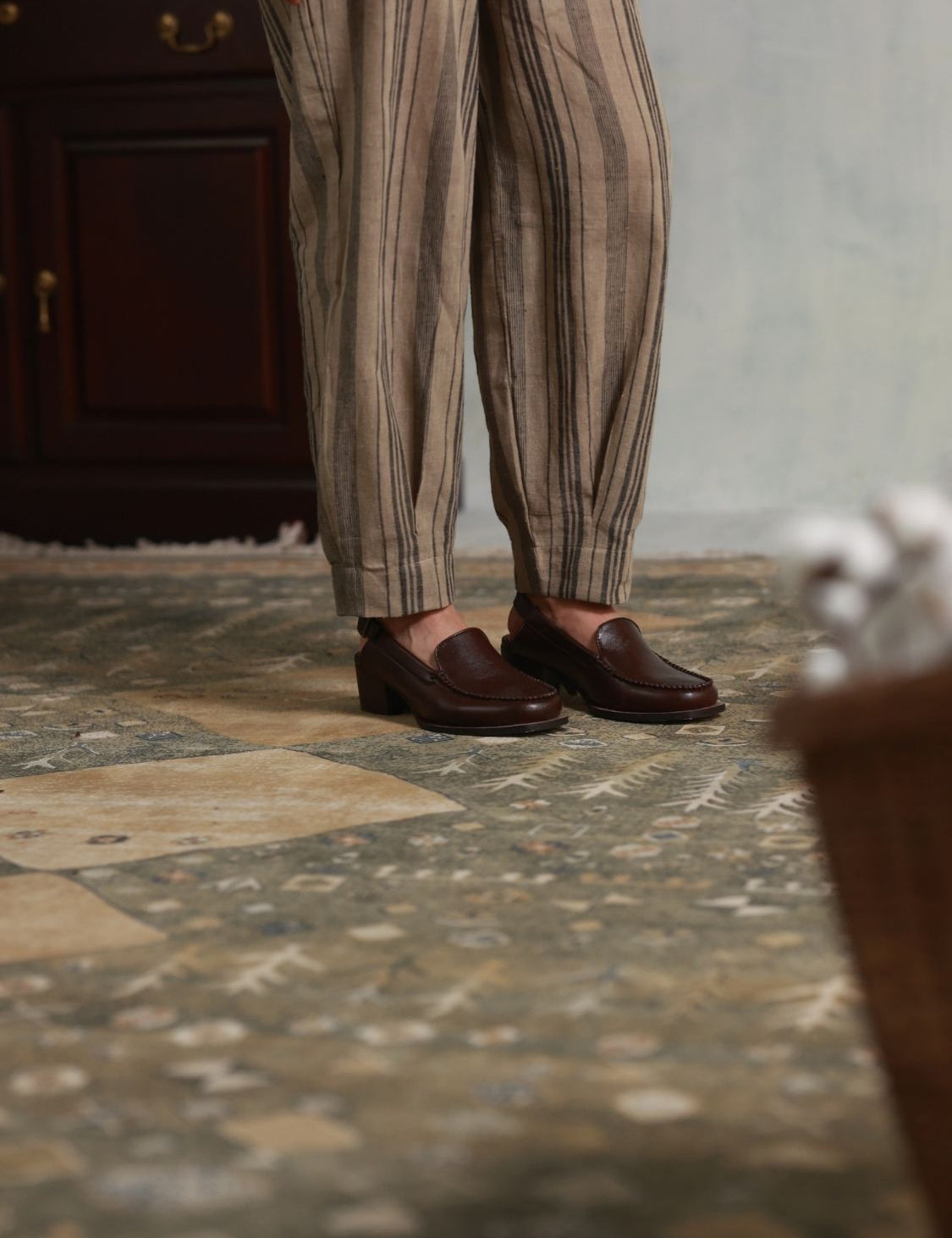 winglore-box-pleat-pants-grey-stripes-04.jpg