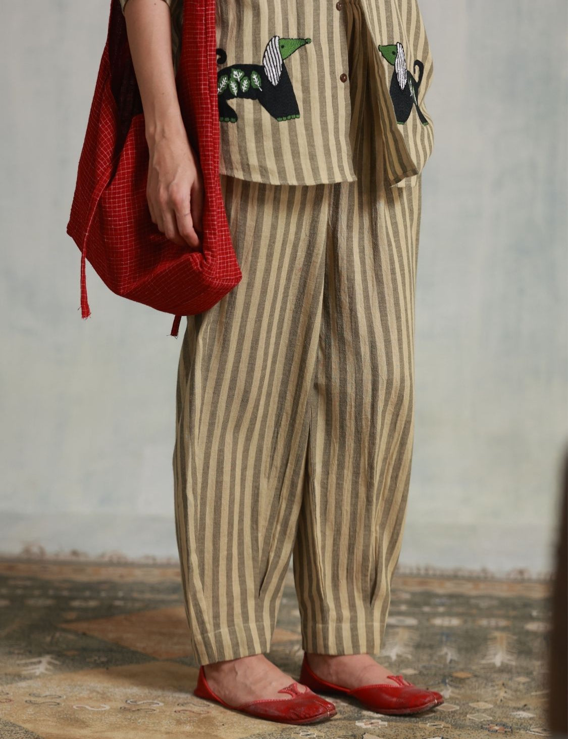 winglore-box-pleat-pants-women-brown-stripes-01.jpg