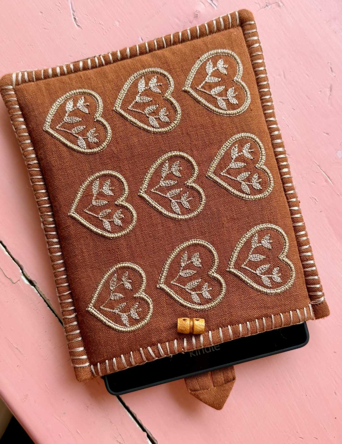 winglore-studio-kindle-sleeve-rust-hearts-01.jpg