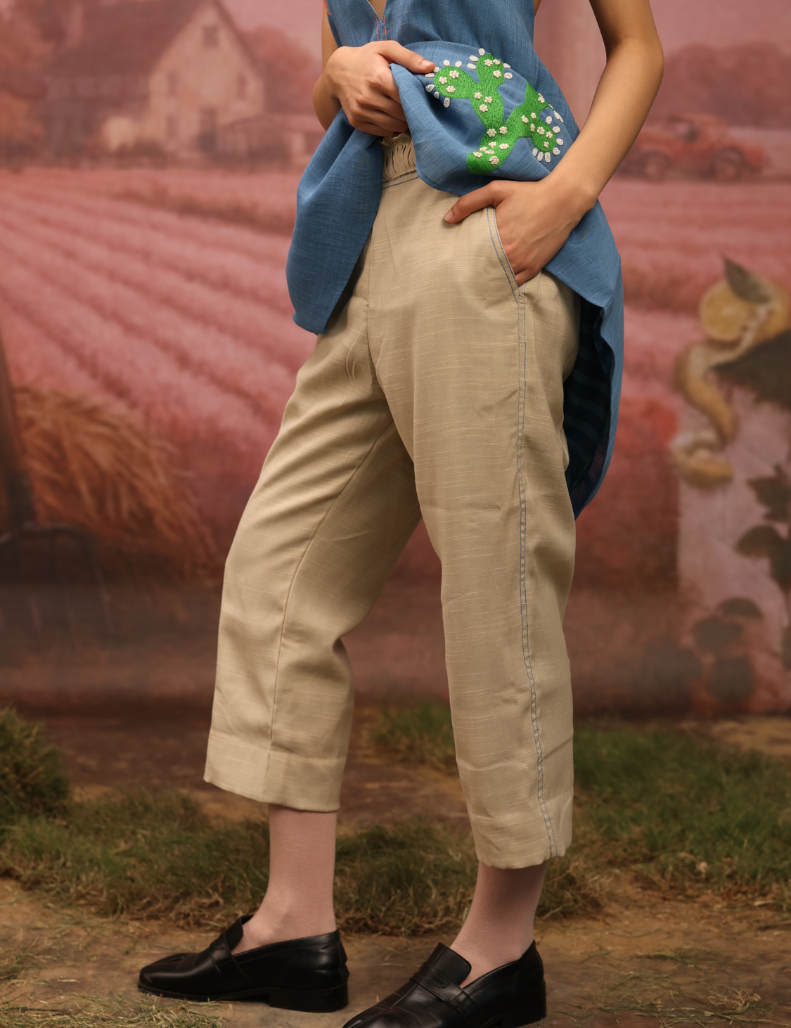 winglore-studio-pants-beige-blue-stitch-1.png