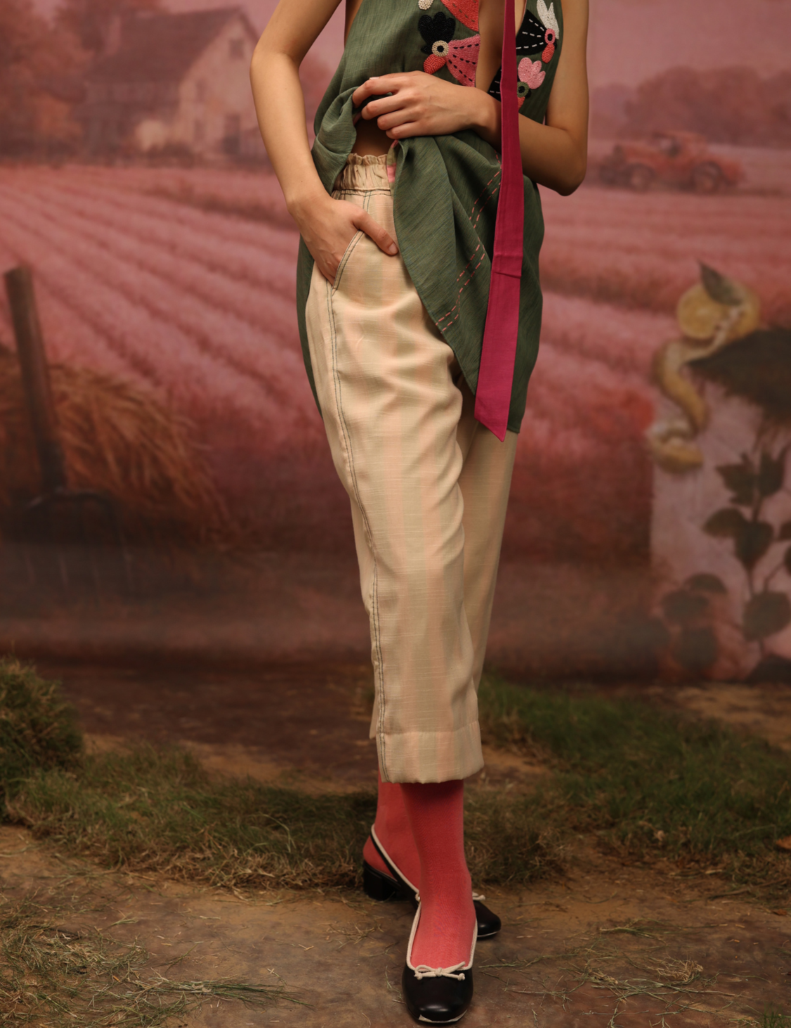 winglore-studio-pants-beige-green-stitch-1.png