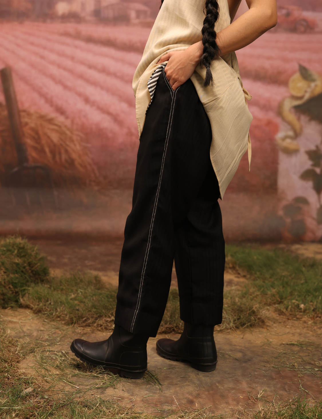 winglore-studio-pants-black-beige-stitch-3.png